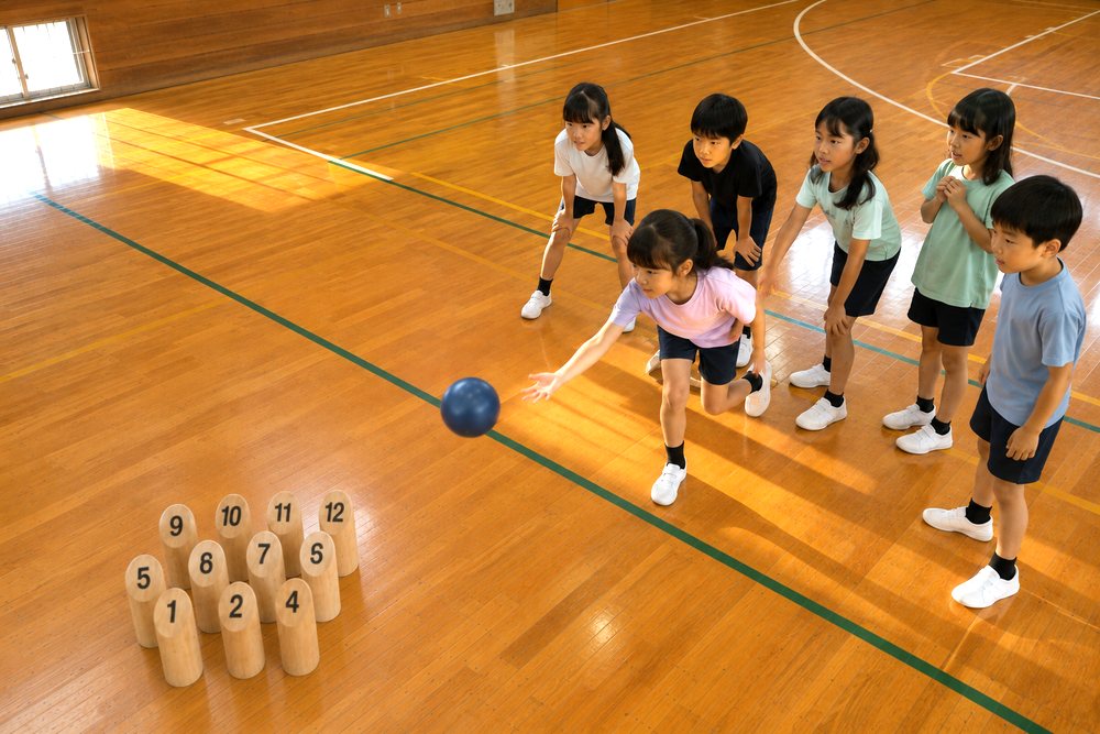体育館でモルック（的当て遊び）をする子どもたち